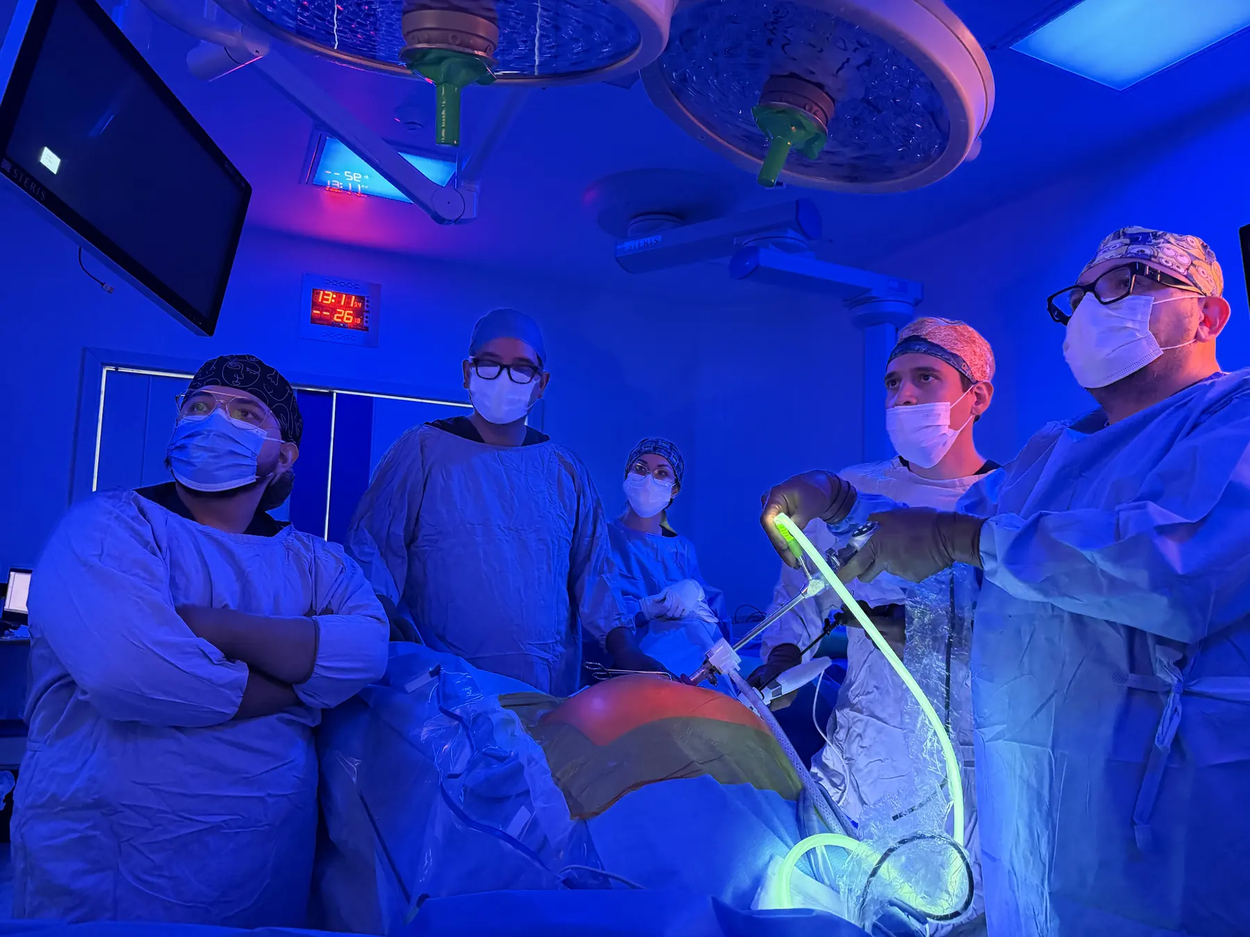 Equipo quirúrgico del Dr. Erick Rojas en quirófano